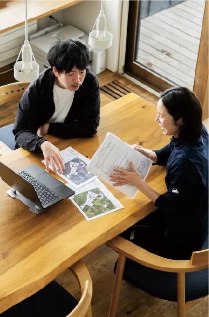 育苗ハウスのビニール張り作業